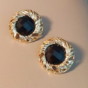 Elegant Gold and Black Stud Earrings M491